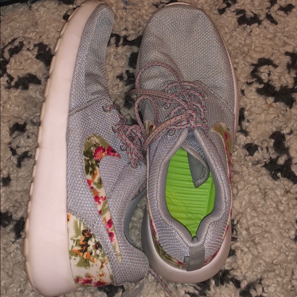 Nike Floral Roshe